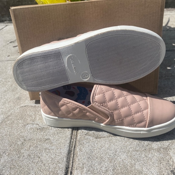NWT Steve Madden girls sneaker - Picture 2 of 4